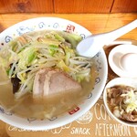 かごや - タンメン780円
ゆで卵とモツ煮付き