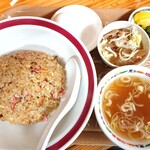 かごや - チャーハン780円
スープ、漬物、ゆで卵、モツ煮付き