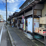 居酒屋 まる甚 - 玄関口と歩道