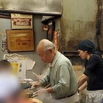 ラーメン二郎 三田本店 - 麺上げする総帥