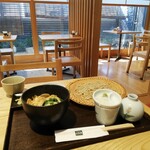 小松庵総本家 - 明るい店内