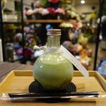 イランイラン ボタニカルグリーン&フラワー カフェ - わらび餅入り宇治抹茶ラテ