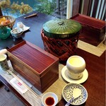 百楽荘 - 朝食、大きな陶器の蒸し器