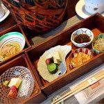 百楽荘 - お重のような箱に少しずつ