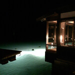 百楽荘 - 湾に突き出た乙姫荘