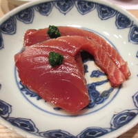 銀座 鮨 かねさか 本店 - 初ガツオです。ネギを吸った物が上に。