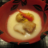 奈良 而今 - セイコガニのしんじょう　エビ芋　白味噌仕立ての椀