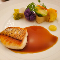フランス料理 壺中天 - 三河産真鯛のポワレ
                      
