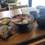 魚どん 然 - 漁師の至宝　海鮮丼