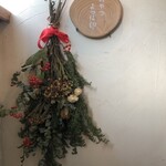 おやつのお店 よつば印 - クリスマス仕様の外観かわいい♡