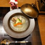 別邸 蒼空 - 吸物　ヒイカとホウボウを島野菜と供に和風ヴィルーテ仕立てで