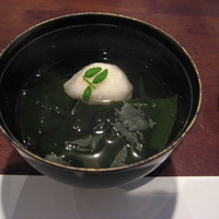 萌えぎ - 椀もの（徳島産の春わかめと蟹真薯）