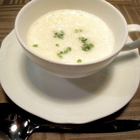 Le Salon de Legumes - 最初に出てまいりました玉葱のスープです