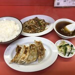 丸正 - Bセット・・・野菜炒め，餃子（4個），ご飯，スープ，750円（税込）