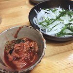 Sumibi Yakiniku Toshi - 白菜キムチとシャキシャキ玉ねぎシソ、うちの焼肉には欠かせない