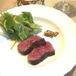 La Brianza - サカエヤさん手当ての熟成牛の炭火焼き。香ばしさとやわらかさと噛み応え、コクのある味わいと。経産牛とは思えないおいしさが、いつも感動もの。名残惜しくなる。。またオーダーしなくちゃね☆