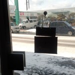 カフェ・アカリ - 入り口から外を臨む。向かいはラルズマート。