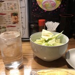 本格炭火焼鳥あおいろ - 芋焼酎水割、キャベツ