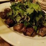 湯島ワイン食堂 パパン - パクチーと砂肝コンフィ