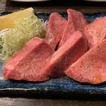 炭火焼肉 たけのうち - 厚切り特上タン