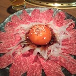 美勝 - ユッケ風牛肉たたき　1,100円（税別・数量限定）