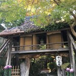 山ばな平八茶屋 - 入口の門