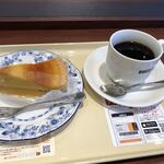 DOUTOR COFFEE SHOP - 北海道産かぼちゃのタルトとブレンドコーヒーのMサイズで673円