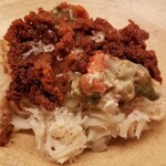 緒方 - ①間人蟹(京都府間人産・雌)飯蒸し
      少し蒸し焼きされているので外子が濃い橙色になっています。
      温かい蒸しご飯とマッチしてあっと言う間に食べてしまいます。