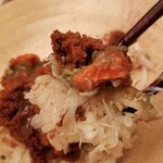 緒方 - ①間人蟹(京都府間人産・雌)飯蒸し
      身の穏やかな甘み、蟹味噌のコクと微かな苦み、内子のしっかりした旨みと甘み、外子のプチプチ感、それらが渾然一体とした濃い蟹の旨みが強い印象を残します。