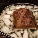 緒方 - ②堀川牛蒡(京都府産)と蕪の粗め(鬼卸し)、利尻昆布&鰹節のお椀
      利尻昆布のお出汁は透明感がありながらも輪郭がはっきりしたキレのある味わい
      お野菜合わせのお椀だとより良く分かります。