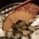 緒方 - ②堀川牛蒡(京都府産)と蕪の粗め、利尻昆布&鰹節のお椀
      堀川牛蒡はドーン！というビジュアルとは裏腹に軟らかくて、根菜独特の甘みを感じます。
      蕪の優しい甘さもマッチしてます。