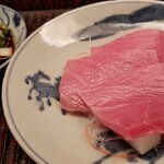 緒方 - ③本鮪中トロ(青森県風合瀬産、30kg)のお造り、九条葱&辛子醤油
      日本近海の本鮪の産卵期は春～夏、旬は初秋～冬
      晩秋に烏賊を大量に食べると脂のりが一気に良くなりトロける本鮪になります。