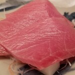 緒方 - ③本鮪中トロ(青森県風合瀬産、30kg)のお造り、九条葱&辛子醤油
      浅緋桃色が美しい中トロ、口腔内の体温で
      脂が活性化し微かな酸みと共に旨みが溢れ、蕩けて消えていきます。