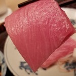 緒方 - ③本鮪中トロ(青森県風合瀬産、30kg)のお造り、九条葱&辛子醤油
      30kgですから、そんなに大きな本鮪では無いのですが、脂のりも脂の質、その酸みも非常にバランスが良かった！