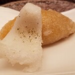 緒方 - ④障泥烏賊(兵庫県明石産)と柚子(山芋&このわた餡)の揚げ物
      産卵期は春～初夏、旬は春～夏、寿命1年
      寝かせが浅く、やや硬めながらモチッとした食感で甘みもしっかり。