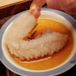緒方 - ⑤間人蟹の脚(下から2番目)のお造り、生姜入り酢醤油
      生姜入り酢醤油って間人蟹に合いますね！
      主張し過ぎず食材そのものにスポットライトを浴びせるかの如くです♪