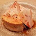 緒方 - ⑥鮟肝(青森県産)
      鮟鱇の産卵期は春～初夏、旬は秋～春
      海底に潜む魚であまり遊泳しないメタボリックな体質で、肝はオールシーズン美味しいが、冬は特に素晴らしい。