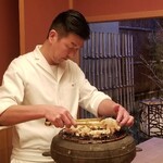 緒方 - ⑦焼き間人蟹・胴(しっかりめの火入れ)
      真剣な表情の緒方大将、注意深く間人蟹の火入れを行います。