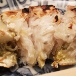 緒方 - ⑦焼き間人蟹・胴(しっかりめの火入れ)
      胴体は大きいので4つに切って提供
      皆さん集中してホジッているので、沈黙がカウンターを支配します。( *´艸｀)