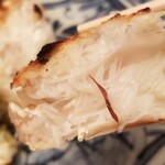 緒方 - ⑦焼き間人蟹・胴(しっかりめの火入れ)
      しっかり火入れが入ってる部分とミディアムレアのような部分があるのですが、どちらも美味しいので、焼きムラでなく、グラデーションを付けているのだと感じます。