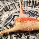 緒方 - ⑧焼き間人蟹・爪(レア)
      殼もそれほど紅が差していないくらいの色合いで、炭火で焼いたというよりは炙った感じです。
      爪から蟹身の剥がし方まで教えて頂きました。