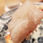 緒方 - ⑧焼き間人蟹・爪(レア)
      炭火で焼いたというよりは炙った爪は蟹の華となっており、レアな食感。
      透明感のある旨みに微かな芳ばしさ。
      何も付けずトゥルっと頂きます。