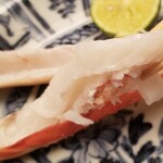 緒方 - ⑩焼き間人蟹・脚(酢橘添え)
      同じく脚ですが酢橘を搾って果汁を垂らすと味わいが爽やかになり、印象がガラッと変わります。
      当たり前の事を書いてますが、キチンと順序立てて味わい尽くさせるのが素晴らしい！