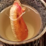 緒方 - ⑪間人蟹の爪酒
      割りと熱めの燗酒でジワッと蟹の旨みが出ているようです。