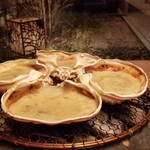 緒方 - ⑫間人蟹の蟹味噌入り甲羅焼き酒
      緒方大将の撮影。( *´艸｀)
      奥の箱庭の木々の陰影まで綺麗に写ってて、大将の美意識の高さを垣間見た気がします。(*´∀`)