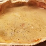 緒方 - ⑫間人蟹の蟹味噌入り甲羅焼き酒
      酒、味醂、そして蟹味噌。
      コクが深くて少しの苦み、味醂の甘みもそこはかと、スプーンで混ぜ混ぜしつつチビチビと頂き蟹フルコースの余韻に浸ります。