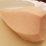 緒方 - ⑭煮海老芋(大阪府富田林産)
      旬は晩秋～冬
      薄味の出汁で味付けされた海老芋は型崩れしていないけれど裏漉ししたかのように軟らかい。
      口に入れると溶け出して優しい甘みが拡がります。