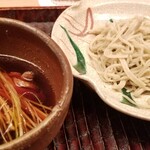 緒方 - ⑰十割蕎麦、鴨と白髪葱
      極細な十割蕎麦は柔らかくもコシもあり、喉越しも爽快。香りも良いですね♪
      醤油ベースのつゆ、鴨のしっかりしたお肉の旨みも良いですね。