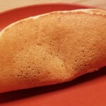 緒方 - ⑲クワイ生地のどら焼、小豆餡
      アク抜きされ、生地からエグみは微塵も感じません。
      裏漉したクアイはホットケーキのように焼かれ、モチモチとした食感が特長。
      穏やかな甘み、豊かな香りのある上質な和菓子です。