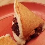 緒方 - ⑲クワイ生地のどら焼、小豆餡
      クワイは｢芽が出る=目が出る｣という語感で縁起が良いとされています。
      小豆餡の穏やかな甘みとクワイのどら焼の生地も絶妙にマッチングしています。